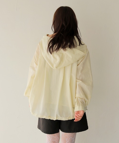 cheriella(シェリエラ)の「【cheriella】ブライトシアーナイロンアノラックパーカー BRIGHT SHEER NYLON ANORAK PARKA(パーカー・レディース・ブラック/アイボリー/ベージュ・FREE)」の16枚目の写真