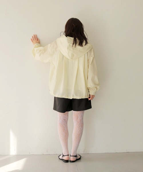 cheriella(シェリエラ)の「【cheriella】ブライトシアーナイロンアノラックパーカー BRIGHT SHEER NYLON ANORAK PARKA(パーカー・レディース・ブラック/アイボリー/ベージュ・FREE)」の19枚目の写真