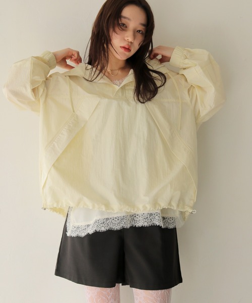 cheriella(シェリエラ)の「【cheriella】ブライトシアーナイロンアノラックパーカー BRIGHT SHEER NYLON ANORAK PARKA(パーカー・レディース・ブラック/アイボリー/ベージュ・FREE)」の4枚目の写真