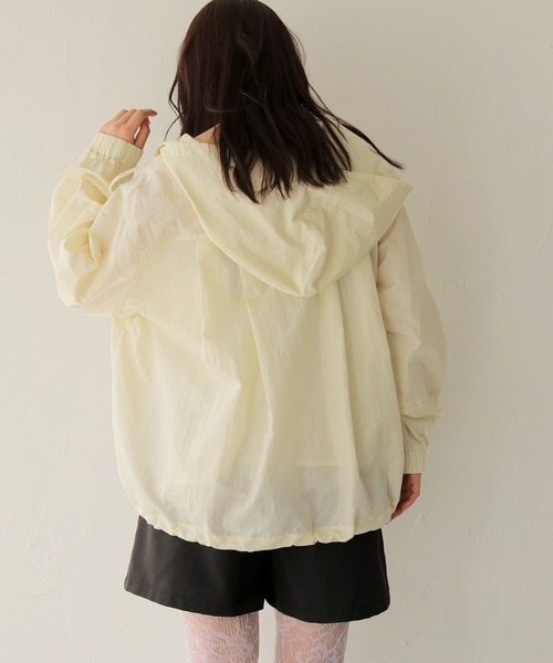 cheriella(シェリエラ)の「【cheriella】ブライトシアーナイロンアノラックパーカー BRIGHT SHEER NYLON ANORAK PARKA(パーカー・レディース・ブラック/アイボリー/ベージュ・FREE)」の21枚目の写真