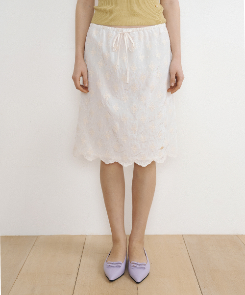 LUCIR ZU（ルシールズ）の「Scallop Lace Knee-Length Skirt (cream)（スカート・レディース・その他・FREE）」の2枚目の写真