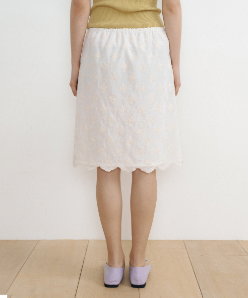 LUCIR ZU（ルシールズ）の「Scallop Lace Knee-Length Skirt (cream)（スカート・レディース・その他・FREE）」の3枚目の写真