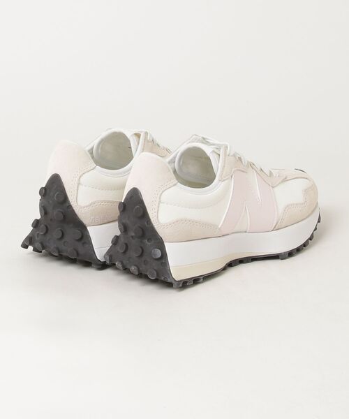 NEW BALANCE(ニューバランス)の「327(スニーカー・レディース・ベージュ系その他・22.0cm/22.5cm/23.0cm/23.5cm/24.0cm/24.5cm/25.0cm/25.5cm)」の4枚目の写真
