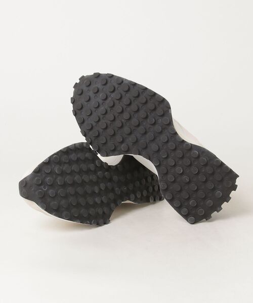 NEW BALANCE(ニューバランス)の「327(スニーカー・レディース・ベージュ系その他・22.0cm/22.5cm/23.0cm/23.5cm/24.0cm/24.5cm/25.0cm/25.5cm)」の5枚目の写真