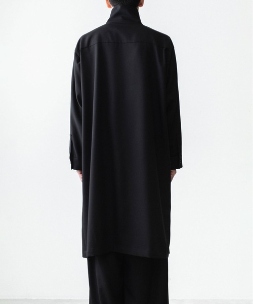 ato（アトウ）の「RECYCLE POLYESTER STAND COLLAR COAT（ステンカラーコート・メンズ・ベージュ/ブラック・46/48）」の4枚目の写真
