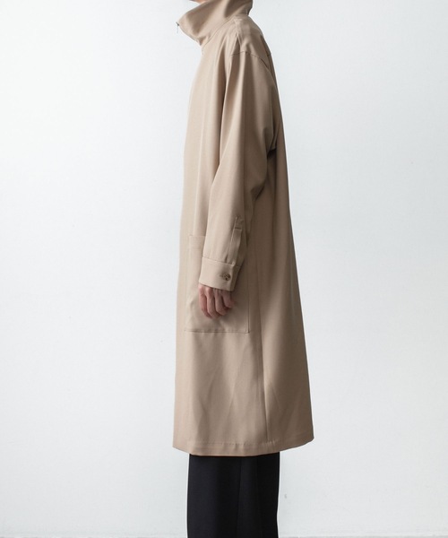 ato（アトウ）の「RECYCLE POLYESTER STAND COLLAR COAT（ステンカラーコート・メンズ・ベージュ/ブラック・46/48）」の18枚目の写真