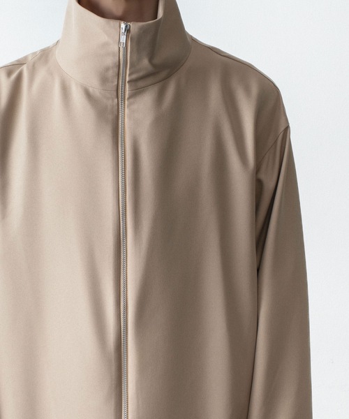 ato（アトウ）の「RECYCLE POLYESTER STAND COLLAR COAT（ステンカラーコート・メンズ・ベージュ/ブラック・46/48）」の15枚目の写真