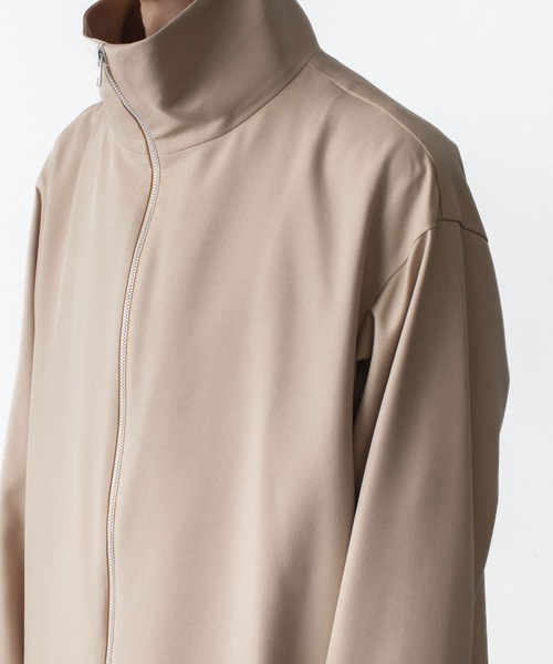 ato（アトウ）の「RECYCLE POLYESTER STAND COLLAR COAT（ステンカラーコート・メンズ・ベージュ/ブラック・46/48）」の14枚目の写真