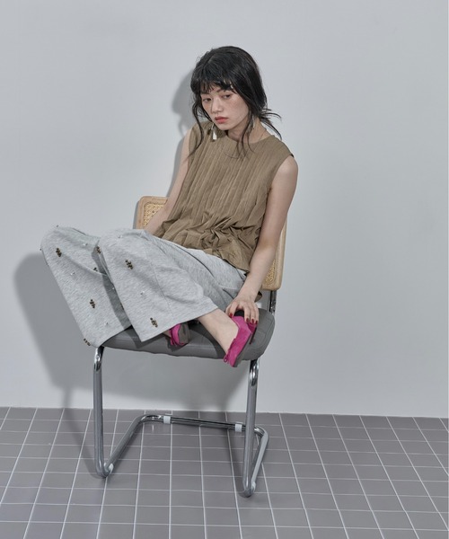 THE YOn(ザヨン)の「プリーツフレアノースリブラウス(シャツ/ブラウス・レディース・オフホワイト/ベージュ/ブラック・FREE)」の10枚目の写真