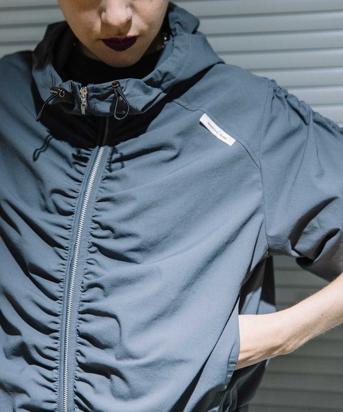 MARECHAL TERRE（マルシャルテル）の「【接触冷感 /UVカット/吸水速乾/遮熱性】ギャザーパーカー（ブルゾン・レディース・ブラック/オフホワイト/チャコールグレー/ライトグレー・MEDIUM）」の3枚目の写真