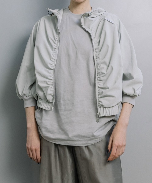 MARECHAL TERRE（マルシャルテル）の「【接触冷感 /UVカット/吸水速乾/遮熱性】ギャザーパーカー（ブルゾン・レディース・ブラック/オフホワイト/チャコールグレー/ライトグレー・MEDIUM）」の4枚目の写真