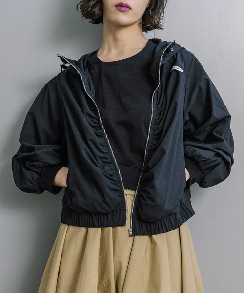 MARECHAL TERRE（マルシャルテル）の「【接触冷感 /UVカット/吸水速乾/遮熱性】ギャザーパーカー（ブルゾン・レディース・ブラック/オフホワイト/チャコールグレー/ライトグレー・MEDIUM）」の2枚目の写真