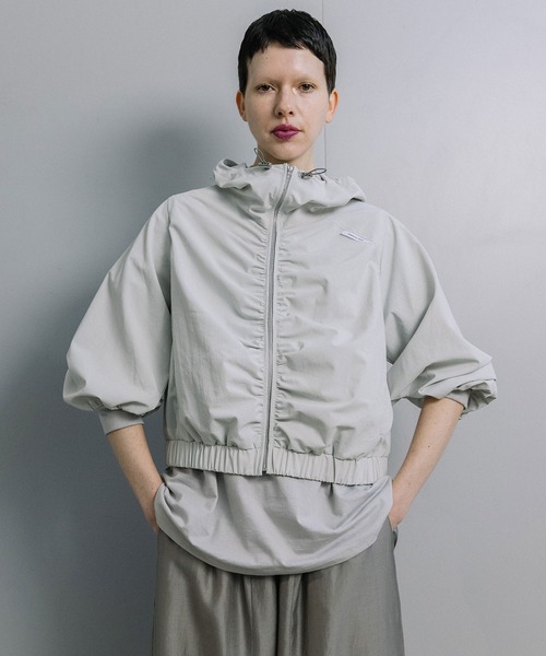 MARECHAL TERRE（マルシャルテル）の「【接触冷感 /UVカット/吸水速乾/遮熱性】ギャザーパーカー（ブルゾン・レディース・ブラック/オフホワイト/チャコールグレー/ライトグレー・MEDIUM）」の22枚目の写真