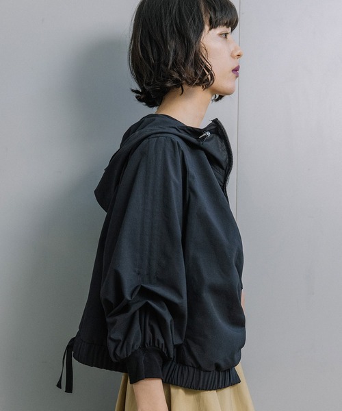 MARECHAL TERRE（マルシャルテル）の「【接触冷感 /UVカット/吸水速乾/遮熱性】ギャザーパーカー（ブルゾン・レディース・ブラック/オフホワイト/チャコールグレー/ライトグレー・MEDIUM）」の5枚目の写真