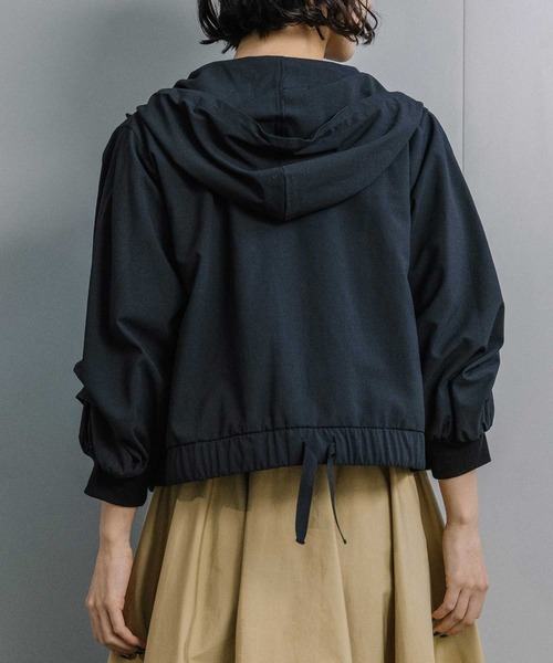 MARECHAL TERRE（マルシャルテル）の「【接触冷感 /UVカット/吸水速乾/遮熱性】ギャザーパーカー（ブルゾン・レディース・ブラック/オフホワイト/チャコールグレー/ライトグレー・MEDIUM）」の6枚目の写真