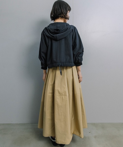 MARECHAL TERRE（マルシャルテル）の「【接触冷感 /UVカット/吸水速乾/遮熱性】ギャザーパーカー（ブルゾン・レディース・ブラック/オフホワイト/チャコールグレー/ライトグレー・MEDIUM）」の7枚目の写真