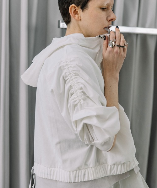 MARECHAL TERRE（マルシャルテル）の「【接触冷感 /UVカット/吸水速乾/遮熱性】ギャザーパーカー（ブルゾン・レディース・ブラック/オフホワイト/チャコールグレー/ライトグレー・MEDIUM）」の11枚目の写真