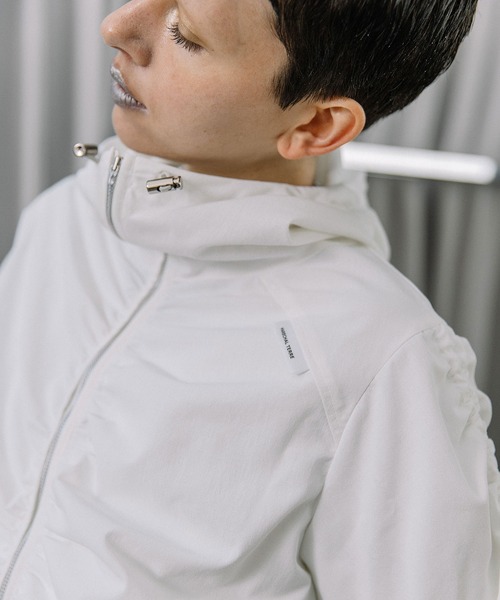 MARECHAL TERRE（マルシャルテル）の「【接触冷感 /UVカット/吸水速乾/遮熱性】ギャザーパーカー（ブルゾン・レディース・ブラック/オフホワイト/チャコールグレー/ライトグレー・MEDIUM）」の16枚目の写真