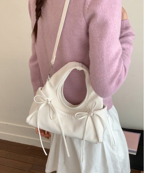 FINEnough(ファインナフ)の「2WAYリボンワンハンドルバッグ(ショルダーバッグ・レディース・ブラック/イエロー/ラベンダー/ホワイト/グレー・FREE)」の2枚目の写真