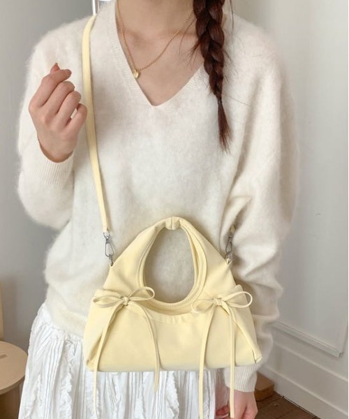 FINEnough(ファインナフ)の「2WAYリボンワンハンドルバッグ(ショルダーバッグ・レディース・ブラック/イエロー/ラベンダー/ホワイト/グレー・FREE)」の5枚目の写真