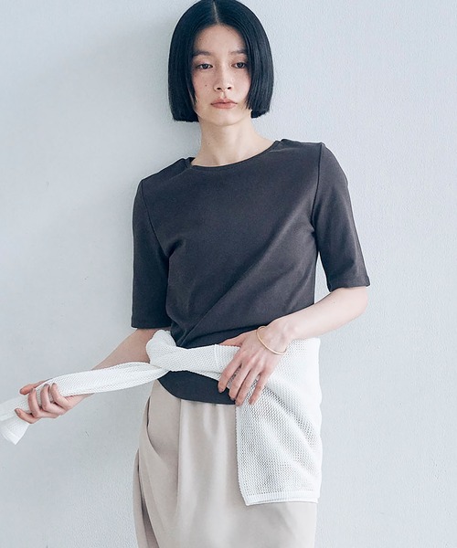 Obis&(オビスアンド)の「5分袖カーブヘムTシャツ【二の腕&おなかをカバー】(Tシャツ/カットソー・レディース・ブラック/ブラウン/ホワイト・FREE)」の3枚目の写真