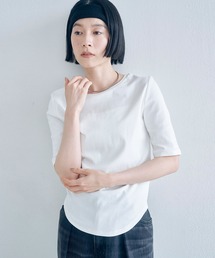 Obis＆（オビスアンド）の「5分袖カーブヘムTシャツ【二の腕＆おなかをカバー】（Tシャツ/カットソー）」