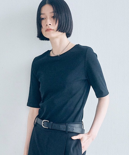 Obis&(オビスアンド)の「5分袖カーブヘムTシャツ【二の腕&おなかをカバー】(Tシャツ/カットソー・レディース・ブラック/ブラウン/ホワイト・FREE)」の2枚目の写真