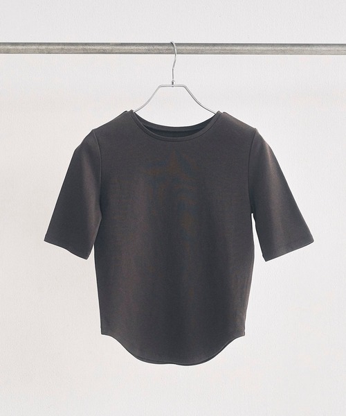 Obis&(オビスアンド)の「5分袖カーブヘムTシャツ【二の腕&おなかをカバー】(Tシャツ/カットソー・レディース・ブラック/ブラウン/ホワイト・FREE)」の11枚目の写真