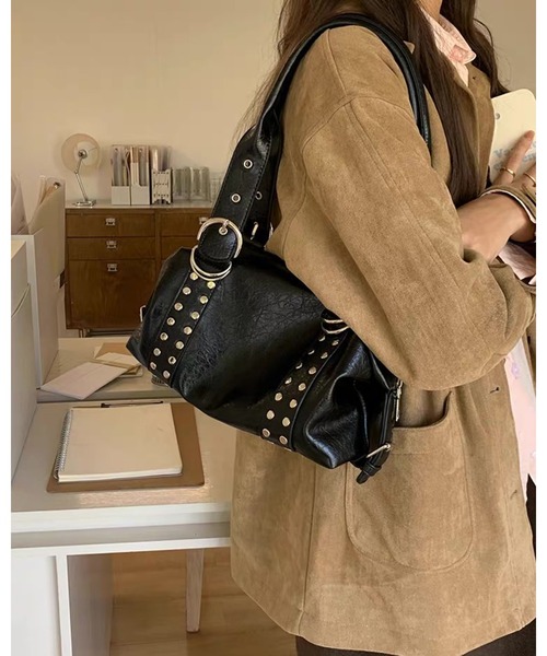 LA VORAGINE(ラ ヴォラジネ)の「PU レザー スタッズ バイカーバッグ 大容量 ショルダーアンダーバッグ クール(ショルダーバッグ・レディース・ホワイト/ブラック・FREE)」の7枚目の写真