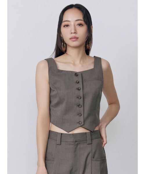 MURUA（ムルーア）の「【セットアップ対応】メニーボタンタンクベスト　夏服（ベスト・レディース・モカ/グレー/アイボリー・FREE）」の5枚目の写真