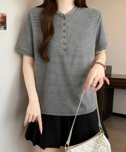 2ly2(トゥーリートゥー)の「ボーダーTシャツ 半袖 ヘンリーネック カットソー ゆったり 体型カバー カジュアル 春夏(Tシャツ/カットソー・レディース・ホワイト/グレー・FREE)」の1枚目の写真
