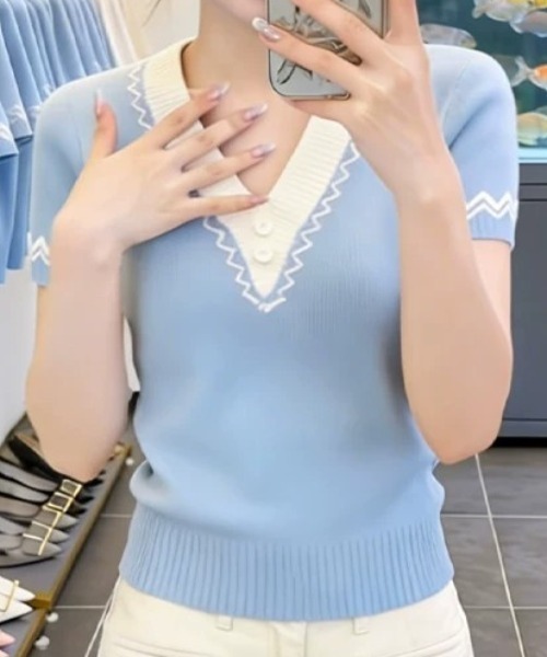 AMAJI(アマジ)の「バイカラー Vネック 半袖ニット(ニット/セーター・レディース・ホワイト/ライトブルー/ブラック・FREE)」の5枚目の写真