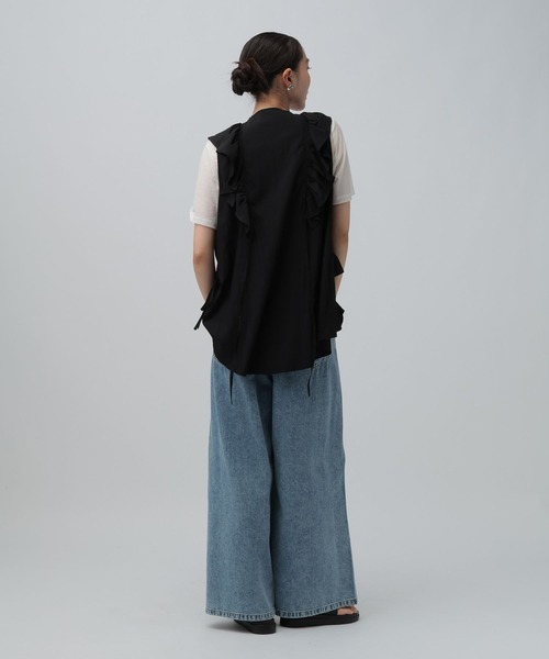 LEPSIM(レプシィム)の「フリルZIPベストチュニック 1023340(ベスト・レディース・グレイッシュベージュ/ブラック/ブラウン・FREE)」の4枚目の写真