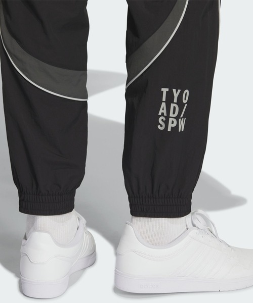 adidas(アディダス)の「ブランドラブ ルーズフィット ライトウーブン フルレングス エラスティックカフ パンツ / アディダス adidas(スウェットパンツ・メンズ・ブラック・3XL/XX-LARGE/LARGE/MEDIUM/X-SMALL/X-LARGE/SMALL)」の4枚目の写真