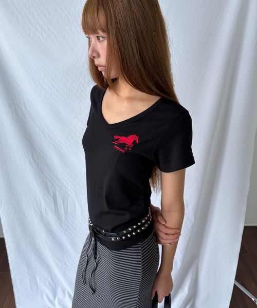 CHICKS(チックス)の「ホース刺繍Vネックスリム半袖Tシャツブラック(Tシャツ/カットソー・レディース・ブラック・ONE SIZE)」の1枚目の写真