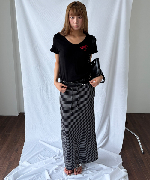 CHICKS(チックス)の「ホース刺繍Vネックスリム半袖Tシャツブラック(Tシャツ/カットソー・レディース・ブラック・ONE SIZE)」の2枚目の写真