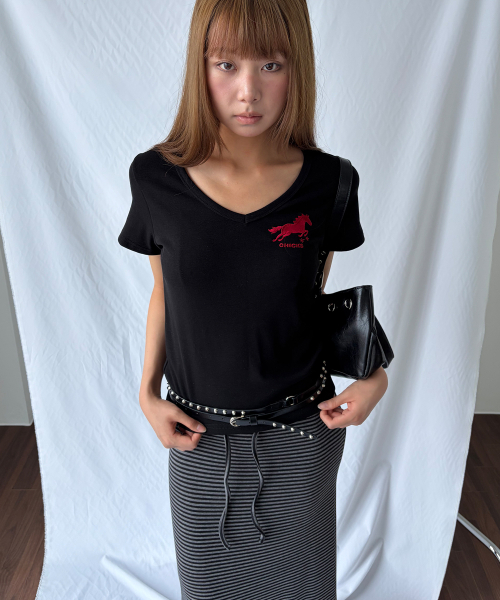 CHICKS(チックス)の「ホース刺繍Vネックスリム半袖Tシャツブラック(Tシャツ/カットソー・レディース・ブラック・ONE SIZE)」の3枚目の写真
