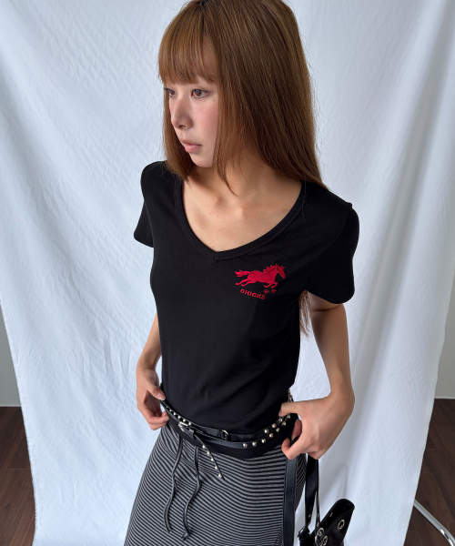 CHICKS(チックス)の「ホース刺繍Vネックスリム半袖Tシャツブラック(Tシャツ/カットソー・レディース・ブラック・ONE SIZE)」の5枚目の写真