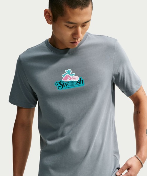 NIKE（ナイキ）の「ナイキ NIKE ナイキ NSW STD FIGHT STICKER S/S Tシャツ（Tシャツ/カットソー・メンズ・チャコールグレー/トップグレー・M/L/LL/S/3L）」の2枚目の写真