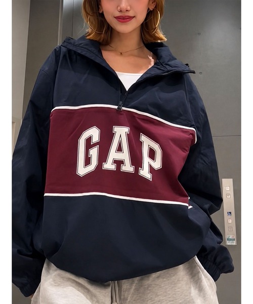 GAP(ギャップ)の「リラックスフィット GAPロゴ アノラックジャケット(その他アウター・メンズ・ネイビー/ブラック・XL/L/M/S/XS)」の1枚目の写真
