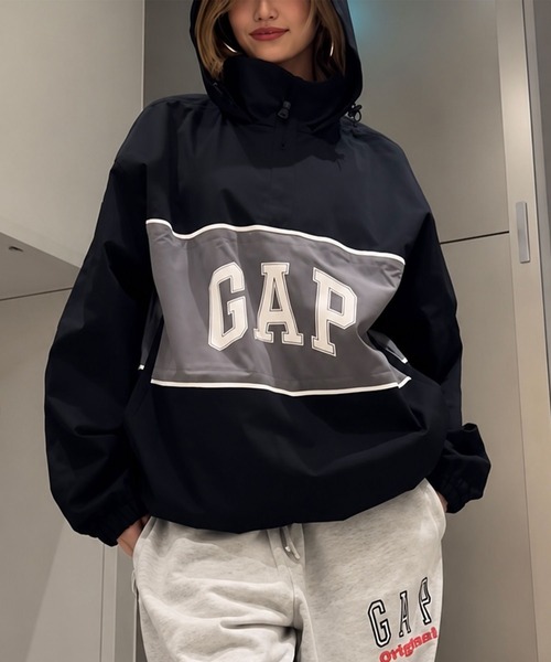 GAP(ギャップ)の「リラックスフィット GAPロゴ アノラックジャケット(その他アウター・メンズ・ネイビー/ブラック・XL/L/M/S/XS)」の2枚目の写真