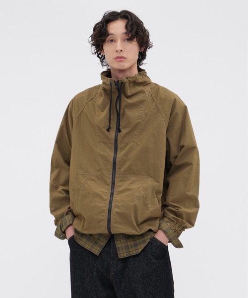 MHL.（エムエイチエル）の「COTTON NYLON PLAINWEAVE（ブルゾン・メンズ・ダークグレー/カーキ・MEDIUM/SMALL/LARGE）」の2枚目の写真