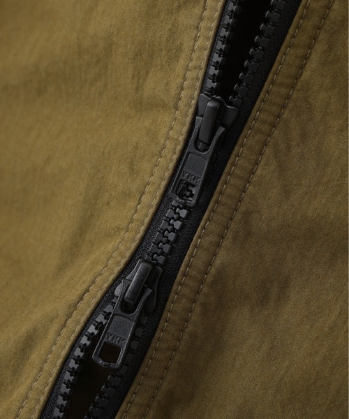 MHL.（エムエイチエル）の「COTTON NYLON PLAINWEAVE（ブルゾン・メンズ・ダークグレー/カーキ・MEDIUM/SMALL/LARGE）」の10枚目の写真
