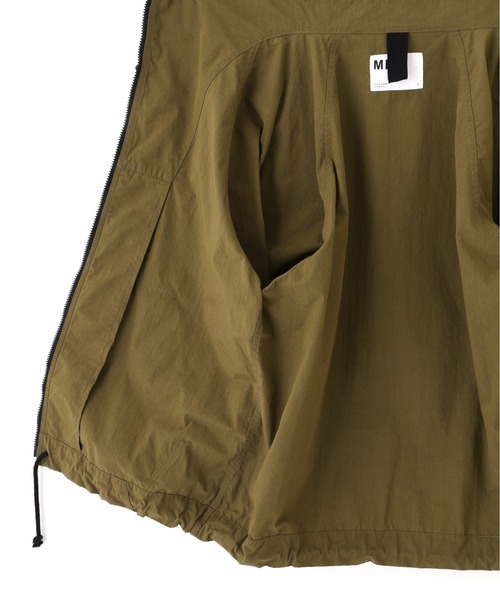 MHL.（エムエイチエル）の「COTTON NYLON PLAINWEAVE（ブルゾン・メンズ・ダークグレー/カーキ・MEDIUM/SMALL/LARGE）」の11枚目の写真