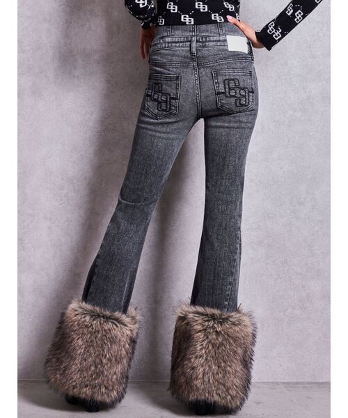 GYDA（ジェイダ）の「ハイウエストボタン2WAY HEMフェイクファーフレアデニムパンツ【セットアップ着用可能】（デニムパンツ・レディース・ブラック/ブルー/ライトブルー・X-SMALL/MEDIUM/SMALL）」の21枚目の写真