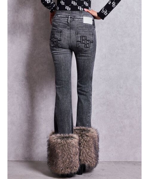 GYDA（ジェイダ）の「ハイウエストボタン2WAY HEMフェイクファーフレアデニムパンツ【セットアップ着用可能】（デニムパンツ・レディース・ブラック/ブルー/ライトブルー・X-SMALL/MEDIUM/SMALL）」の22枚目の写真