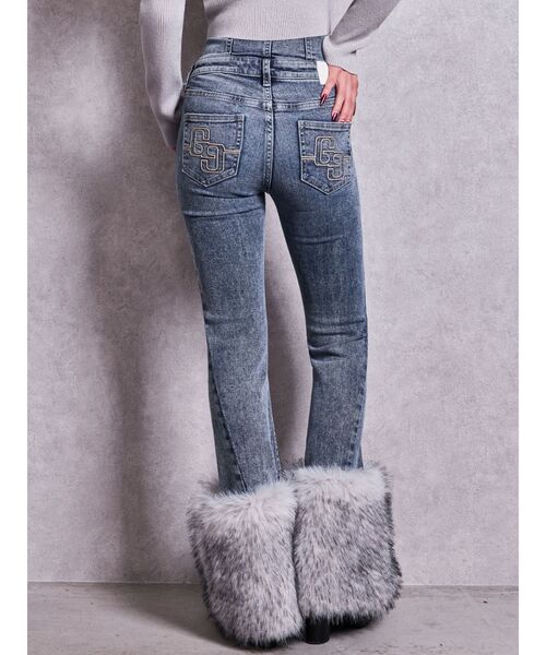 GYDA（ジェイダ）の「ハイウエストボタン2WAY HEMフェイクファーフレアデニムパンツ【セットアップ着用可能】（デニムパンツ・レディース・ブラック/ブルー/ライトブルー・X-SMALL/MEDIUM/SMALL）」の17枚目の写真