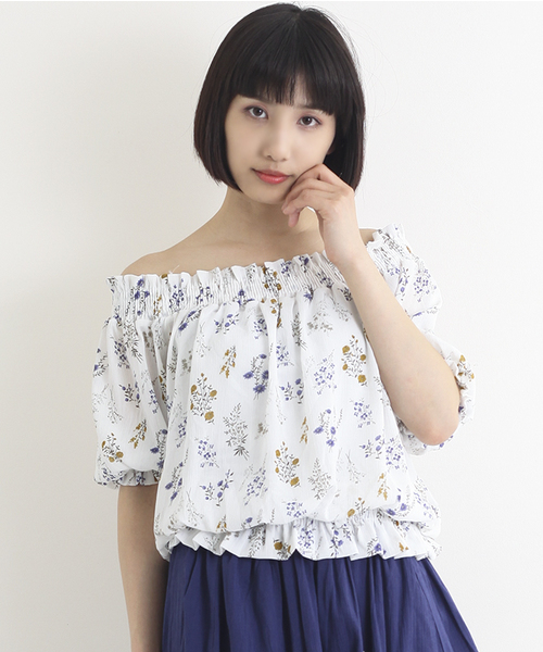 MERLOT（メルロー）の「花柄シャーリングオフショルブラウス1061（シャツ/ブラウス・レディース・ホワイト/ピンク/ブラック・FREE）」の2枚目の写真
