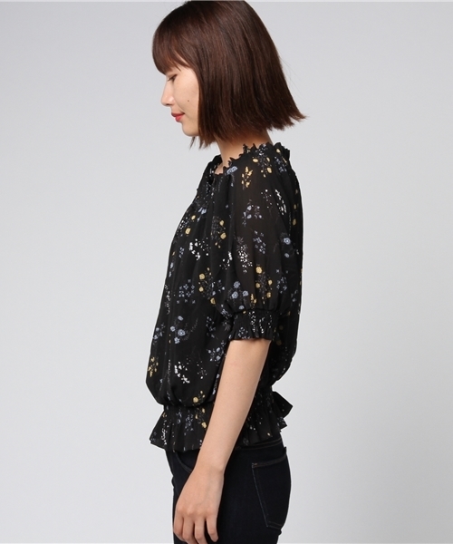 MERLOT（メルロー）の「花柄シャーリングオフショルブラウス1061（シャツ/ブラウス・レディース・ホワイト/ピンク/ブラック・FREE）」の5枚目の写真