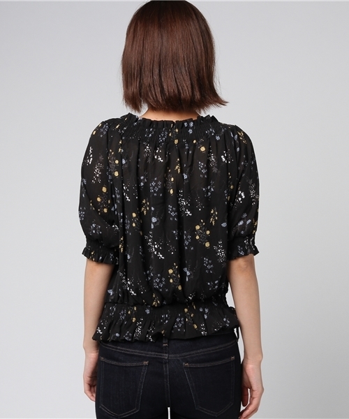 MERLOT（メルロー）の「花柄シャーリングオフショルブラウス1061（シャツ/ブラウス・レディース・ホワイト/ピンク/ブラック・FREE）」の6枚目の写真